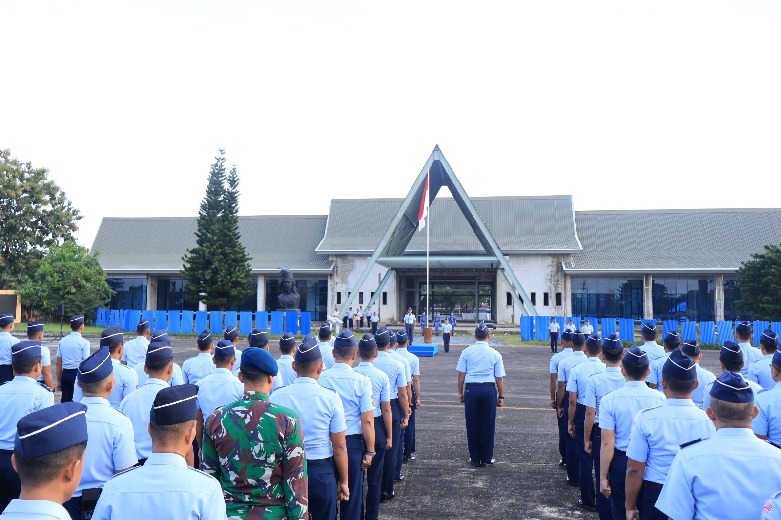 Tingkatkan Nasionalisme dan Disiplin Prajurit, Lanud Sultan Hasanuddin Gelar Upacara Bendera