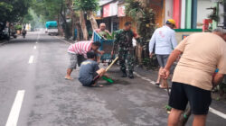 Babinsa Kepanjenlor Bersama Warga Gelar Kerja Bakti Jumat Bersih di Kampung Meduran