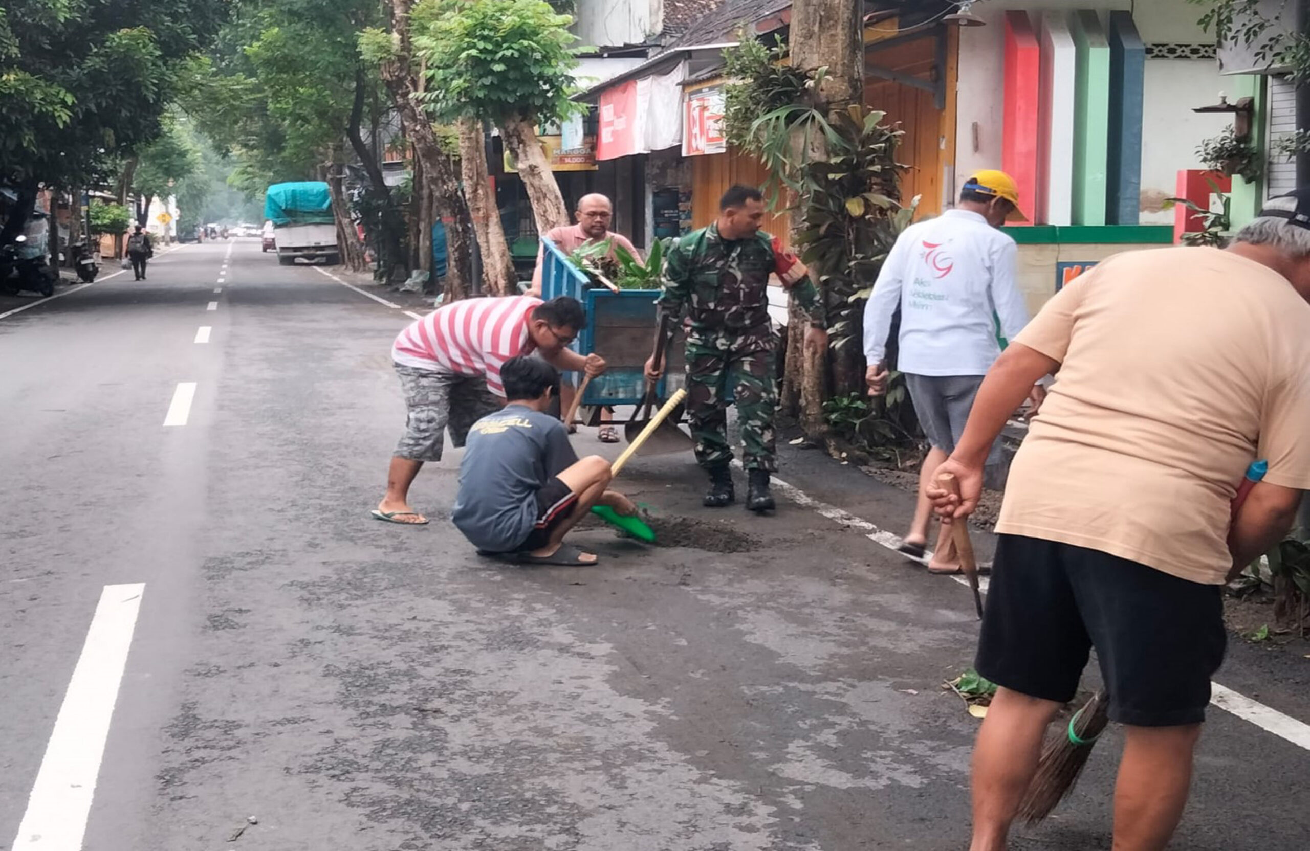 Babinsa Kepanjenlor Bersama Warga Gelar Kerja Bakti Jumat Bersih di Kampung Meduran