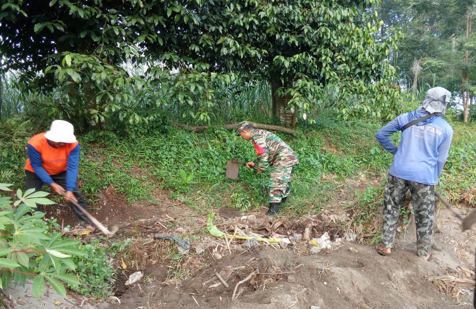Babinsa Desa Salam Dan Poktan Rukun Makmur Gelar Kerja Bakti Bersihkan Akses Jalan Persawahan Di Dusun Centong