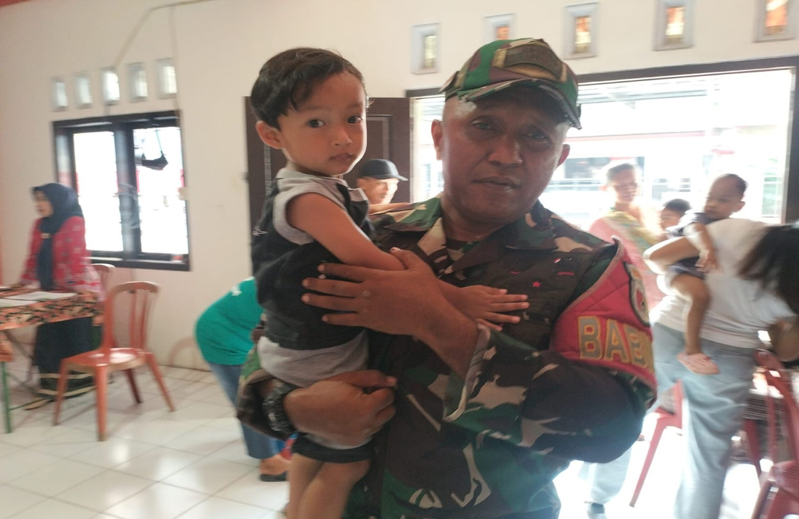 Babinsa Sukorejo Bersama Kader Posyandu dan Puskesmas Gelar Pemeriksaan Kesehatan Menyeluruh di Posyandu ILP 06