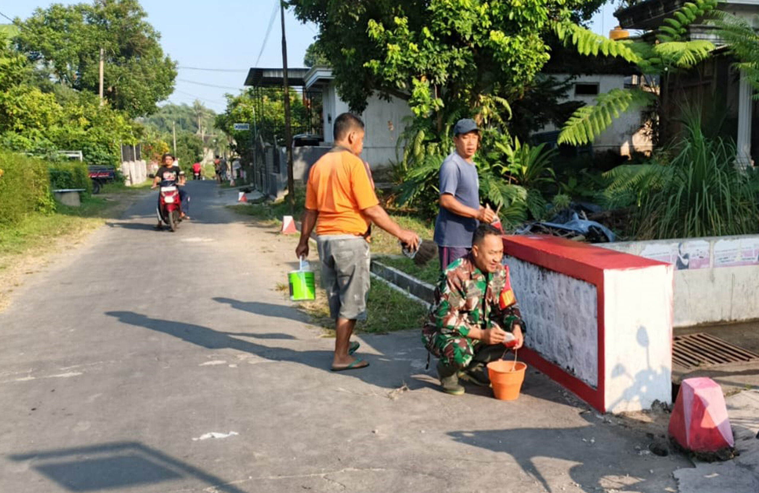 Babinsa Dan Warga Desa Kotes Gelar Kerja Bakti Sambut HUT RI Ke-80 Dengan Semangat Gotong Royong