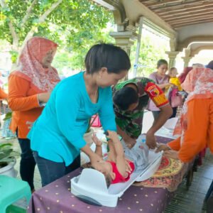 Kolaborasi Babinsa Begelenan, Bidan Dan Kader Posyandu  Bergerak Untuk Generasi Sehat Di Wilayah Srengat