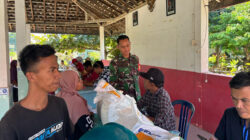 Babinsa Kalitengah Bersama Tiga Pilar Dampingi Penyaluran Bantuan Pangan Beras Bulog Untuk 502 Warga