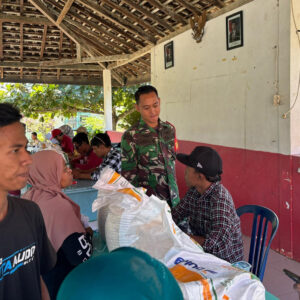Babinsa Kalitengah Bersama Tiga Pilar Dampingi Penyaluran Bantuan Pangan Beras Bulog Untuk 502 Warga
