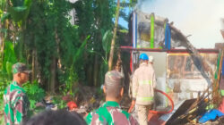 Gerak Cepat Tiga Pilar Kelurahan Garum Bersama Warga Padamkan Kebakaran Rumah di Kebonsari