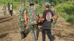 Jumat Bersih, Babinsa Birowo Bersama Warga Kerja Bakti Bersihkan Sungai Complang