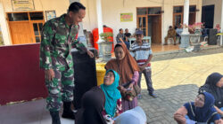 Babinsa Kalitengah Bersama Tiga Pilar Dampingi Penyaluran Bantuan Pangan Beras Bulog Untuk 502 Warga