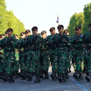 Prajurit TNI dan Lokananta Berlatih di Boulevard Bersejarah Paris Prajurit TNI dan Lokananta Berlatih di Boulevard Bersejarah Paris