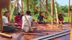 Babinsa Koramil 1710-06/Agimuga Laksanakan Komsos Untuk Mengetahui Situasi Di Wilayah Binaannya