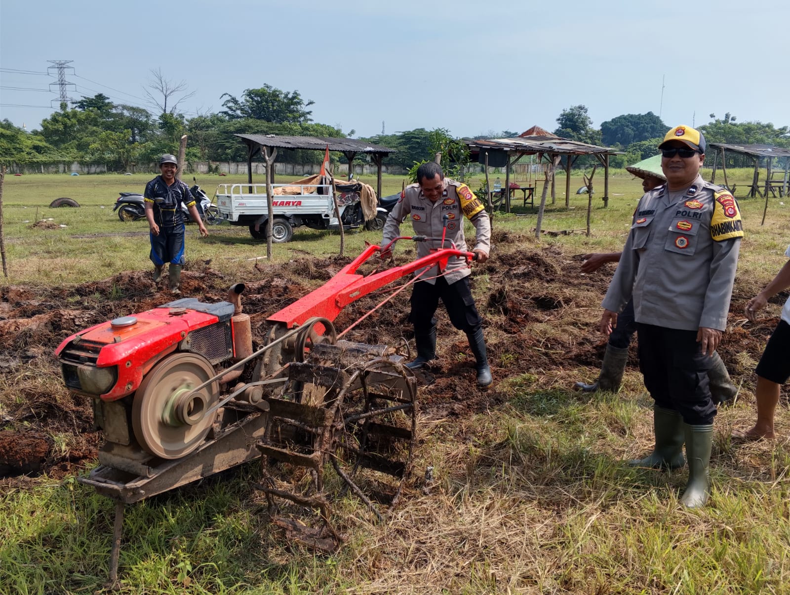 Aiptu Mukhsodin dan Aipda Tri Iskandar Dampingi Kegiatan Tani Sukadamai