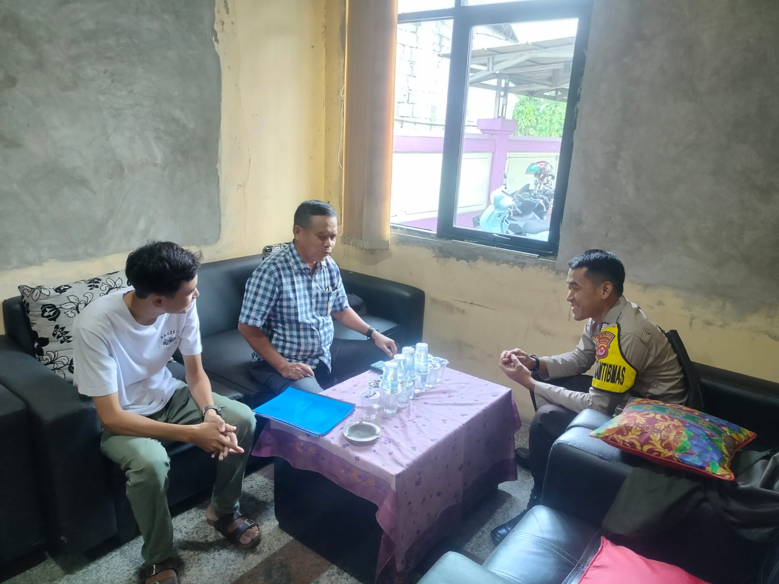 Pererat Sinergi, Bripka Ristyanto Sambangi Kantor Desa Cibadak Berikan Himbauan Harkamtibmas