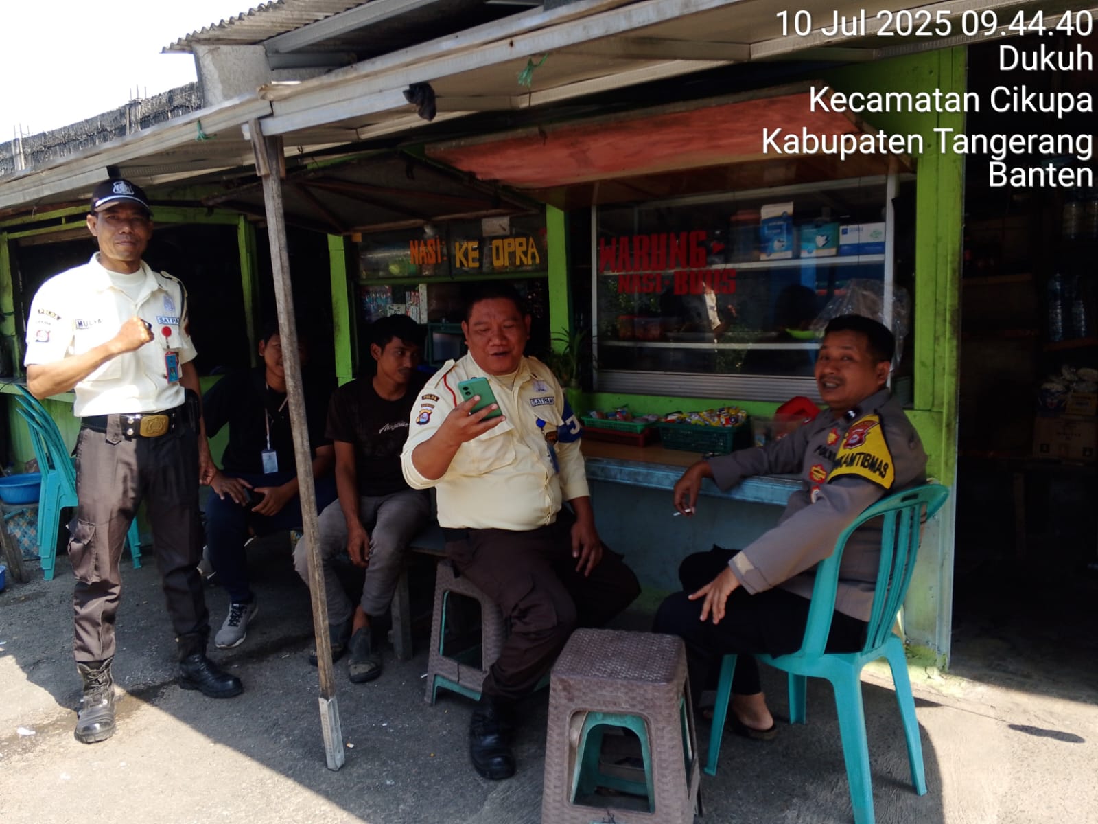 Bhabinkamtibmas Desa Bitung Jaya Sambangi Warung Binaan, Perkuat Silaturahmi dan Edukasi Kamtibmas