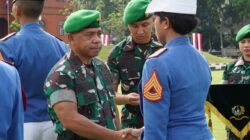 Gubernur Akmil Serahkan Penghargaan Taruna Terbaik Tingkat III dan IV Kecabangan TP 2024/2025