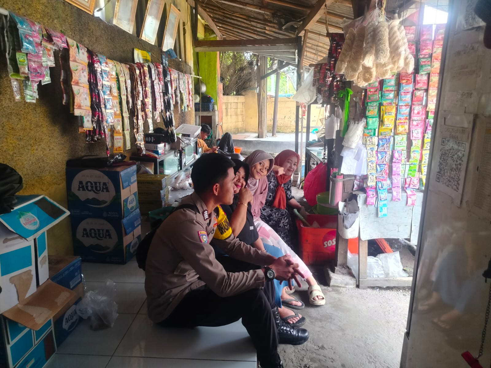 Bhabinkamtibmas Desa Cibadak Gelar Warung Bhabin, Pererat Silaturahmi dan Jaga Kamtibmas
