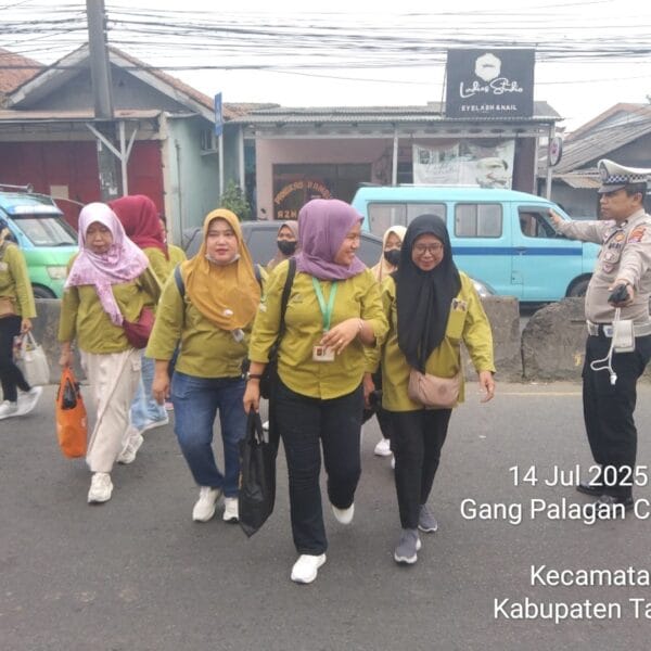 Personel Lantas Polsek Cikupa Laksanakan Pengaturan Lalu Lintas Sore Hari di Pertigaan Columbus