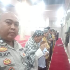 Dekatkan Diri dengan Warga, Aiptu Rukmono Gelar Subuhan Keliling di Sukamulya
