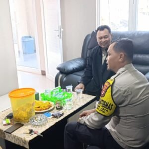 Bhabinkamtibmas Desa Pasir Jaya Sambangi Kantor Desa, Ajak Masyarakat Jaga Kamtibmas