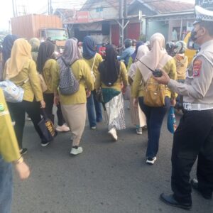 Personel Lantas Polsek Cikupa Laksanakan Pengaturan Lalu Lintas Pagi Hari di Jalan Raya Serang