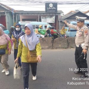 Pengaturan Arus Lalu Lintas Sore Hari oleh Personel Lantas Polsek Cikupa Ciptakan Kamseltibcar Lantas Pengaturan Arus Lalu Lintas Sore Hari oleh Personel Lantas Polsek Cikupa Ciptakan Kamseltibcar Lantas