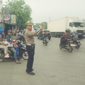 Kanit Lantas Polsek Cikupa IPTU Udi Muhdi Pimpin Langsung Pengaturan Lalin Sore Hari di Pertigaan Columbus PT. Cingluh Kanit Lantas Polsek Cikupa IPTU Udi Muhdi Pimpin Langsung Pengaturan Lalin Sore Hari di Pertigaan Columbus PT. Cingluh