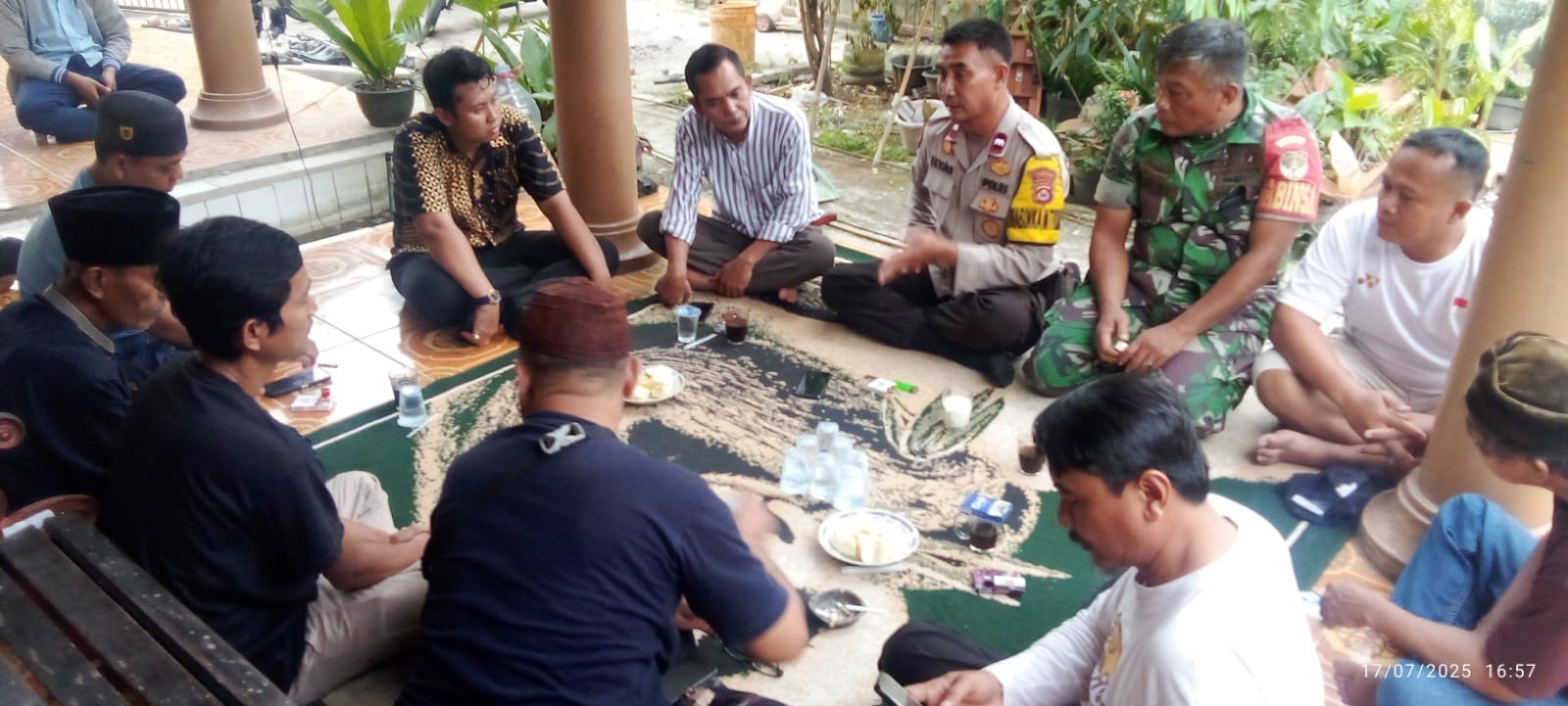 Bhabinkamtibmas Kelurahan Sukamulya Fasilitasi Problem Solving Warga yang Berselisih