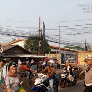Kanit Lantas Polsek Cikupa IPTU Udi Muhdi Pimpin Langsung Pengaturan Lalin Sore Hari di Pertigaan Columbus PT. Cingluh Kanit Lantas Polsek Cikupa IPTU Udi Muhdi Pimpin Langsung Pengaturan Lalin Sore Hari di Pertigaan Columbus PT. Cingluh