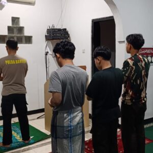 Bhabinkamtibmas Polsek Cikupa Laksanakan Subuhan Keliling Bersama Warga Sukamulya, Ajak Jaga Kamtibmas Bhabinkamtibmas Polsek Cikupa Laksanakan Subuhan Keliling Bersama Warga Sukamulya, Ajak Jaga Kamtibmas