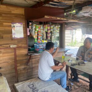 Bhabinkamtibmas Polsek Cikupa Sambangi Warung Warga, Sampaikan Edukasi Kamtibmas Lewat Dialog Interaktif Bhabinkamtibmas Polsek Cikupa Sambangi Warung Warga, Sampaikan Edukasi Kamtibmas Lewat Dialog Interaktif