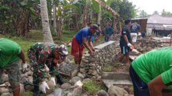 Kebersamaan Terjalin, Babinsa dan Warga Gotong Royong Bangun Pondasi Rumah
