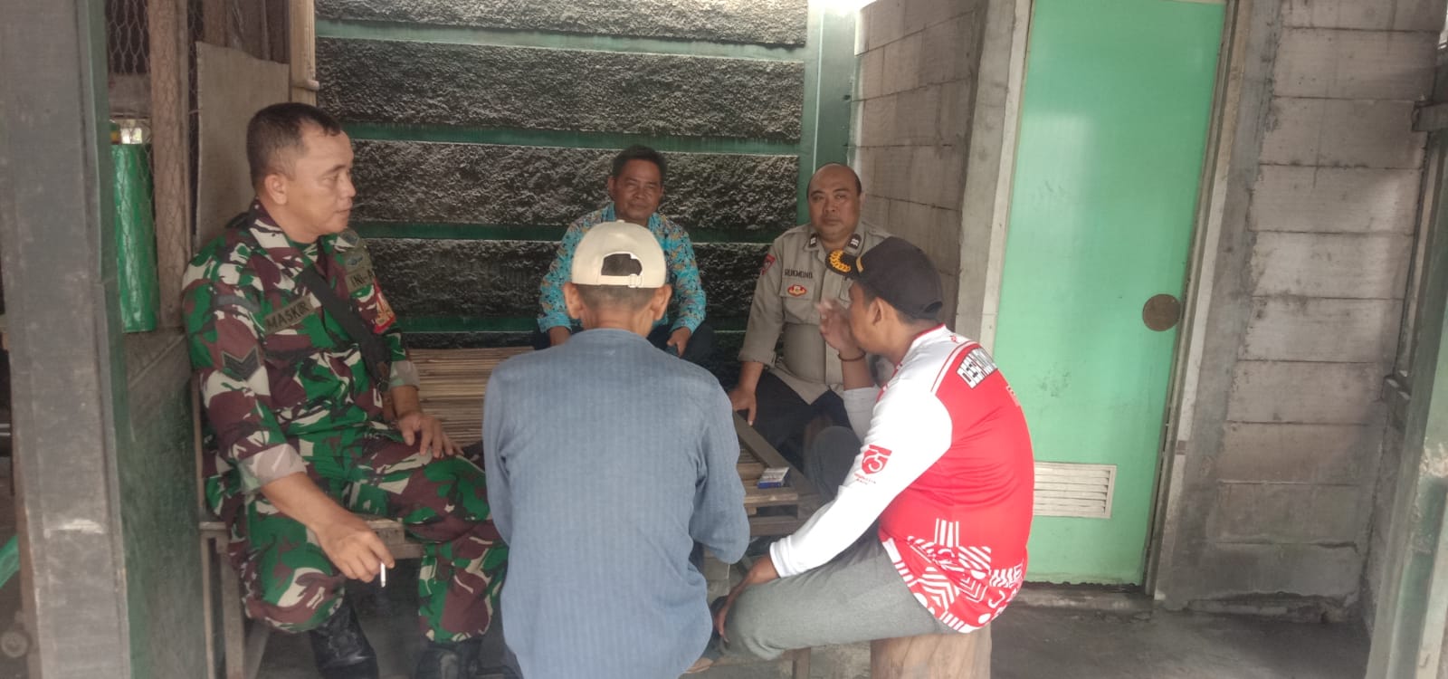 Bhabinkamtibmas dan Babinsa Sambangi Kades Budimulya, Pererat Silaturahmi Demi Harkamtibmas