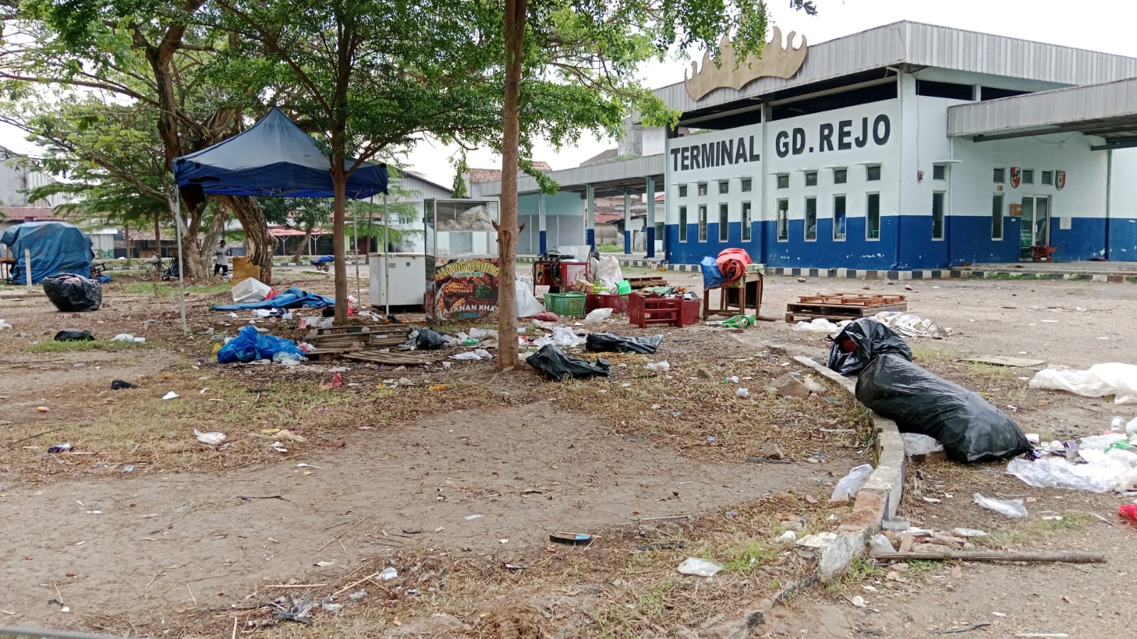 Sampah Pasar Malam Menghantui Terminal Gading Rejo, Siapa yang Bertanggung Jawab.