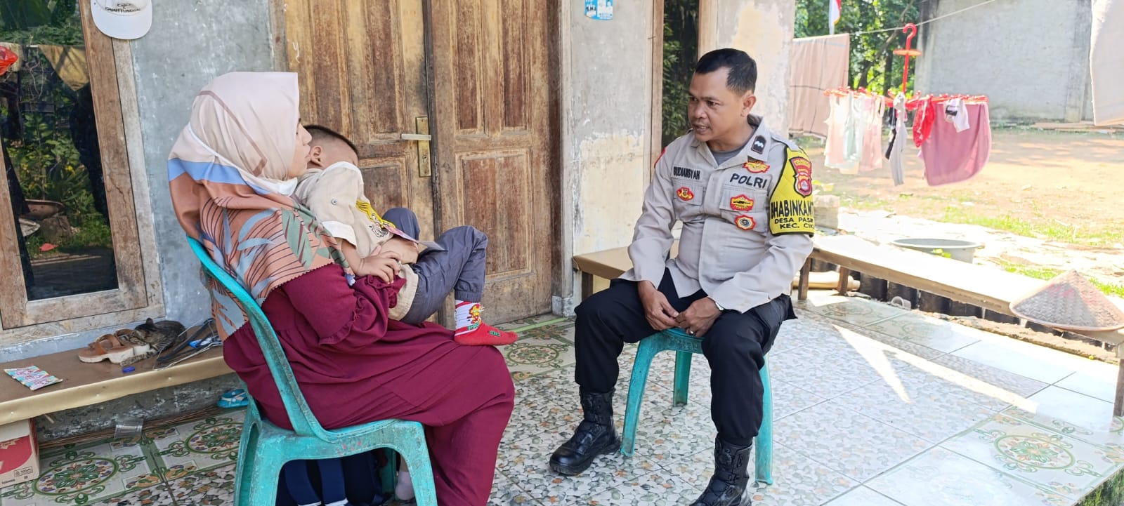 Bhabinkamtibmas Desa Pasir Jaya Lakukan Sambang, Pererat Silaturahmi dan Jaga Kamtibmas