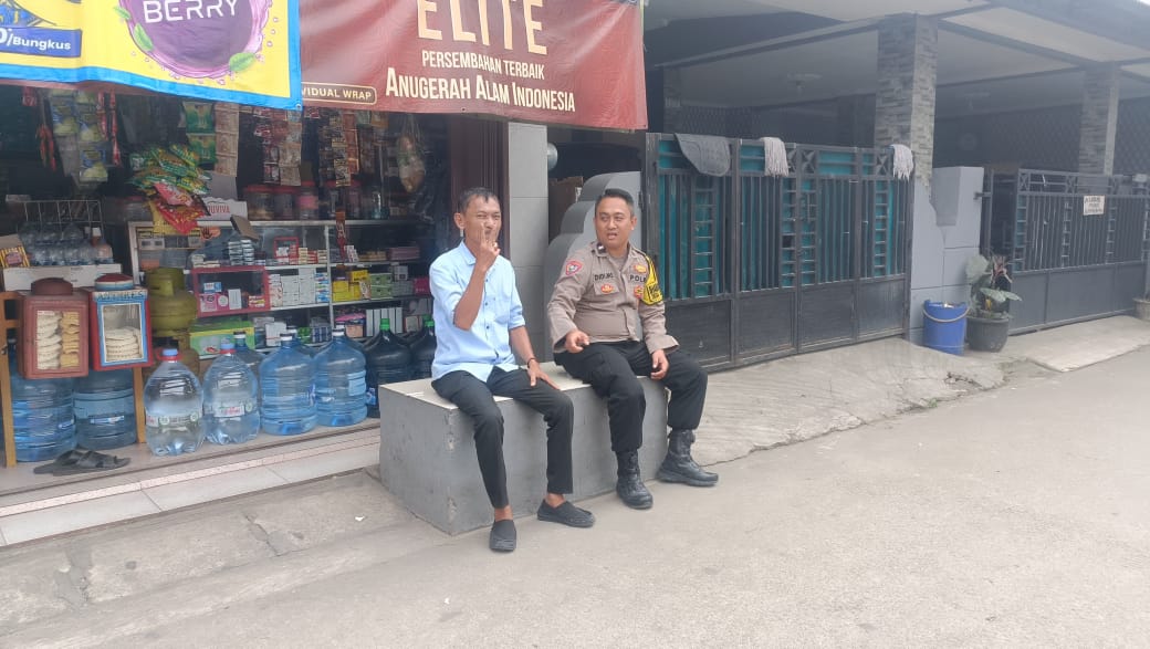 Bhabinkamtibmas Sambangi Warung Warga di Sukanagara, Serap Aspirasi dan Sampaikan Pesan Kamtibmas