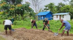 Babinsa Koramil 1710-06/Agimuga Ajak Warga Gotong Royong Timbun Jalan Rusak