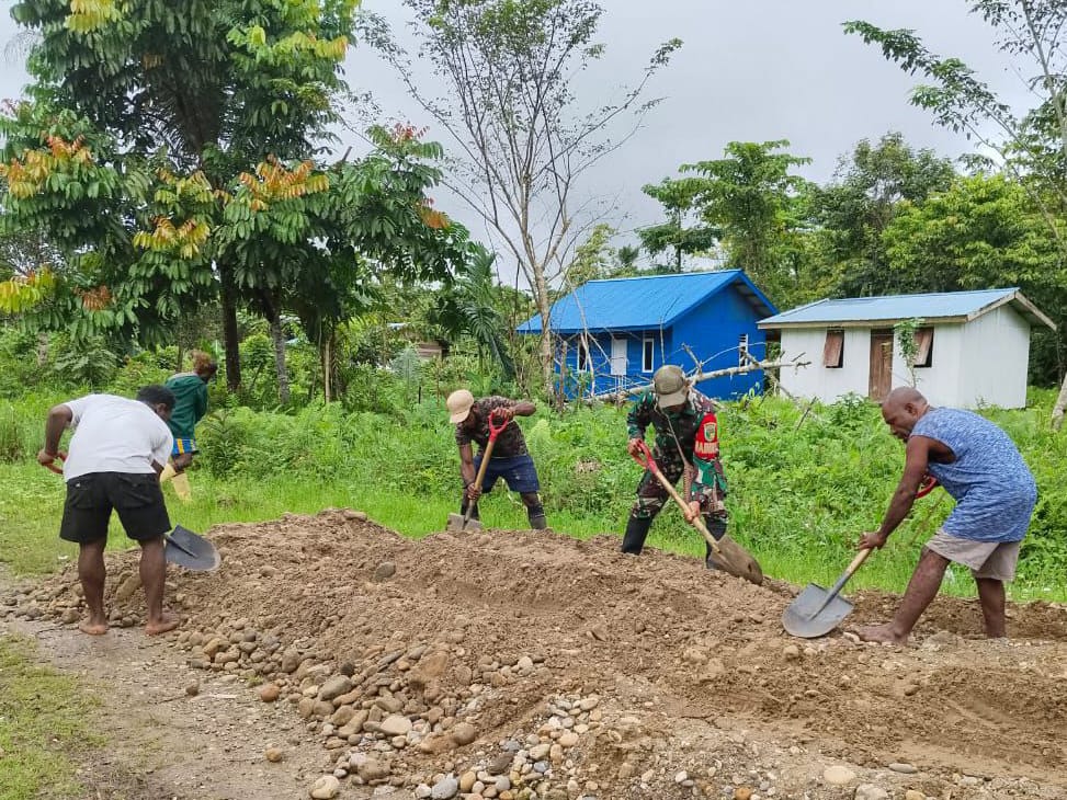 Babinsa Koramil 1710-06/Agimuga Ajak Warga Gotong Royong Timbun Jalan Rusak