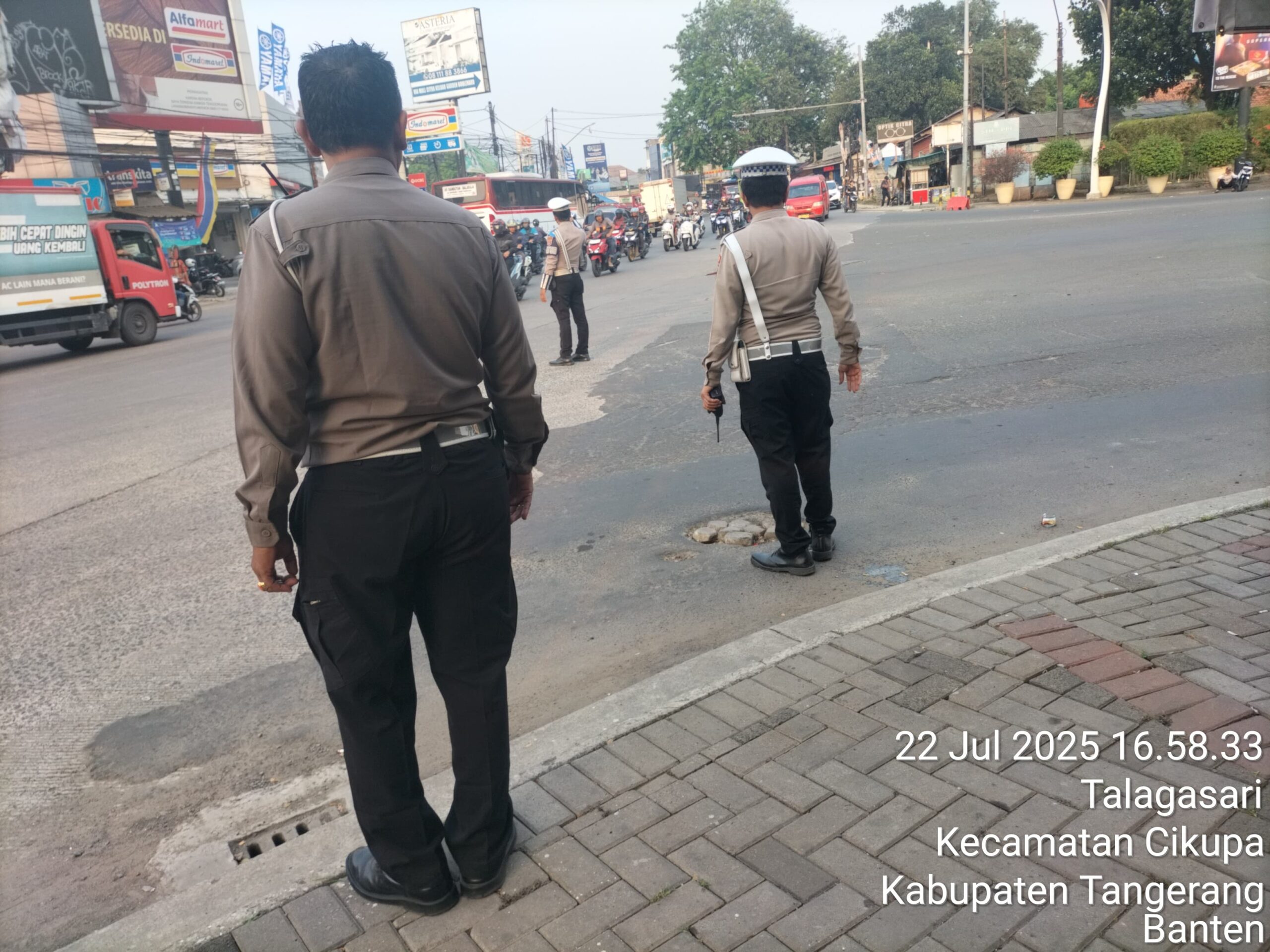 Personel Polsek Cikupa dan Polresta Tangerang Laksanakan PECAK Sore Hari, Ciptakan Kamseltibcar Lantas di Gerbang Citra Raya