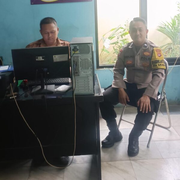 Kantor Desa Sukanagara Dikunjungi Bhabinkamtibmas, Ini Pesan Aipda Didi MS