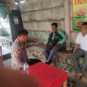 Bhabinkamtibmas Kelurahan Sukamulya Sambangi Warga Ciapus, Sampaikan Pesan Kamtibmas