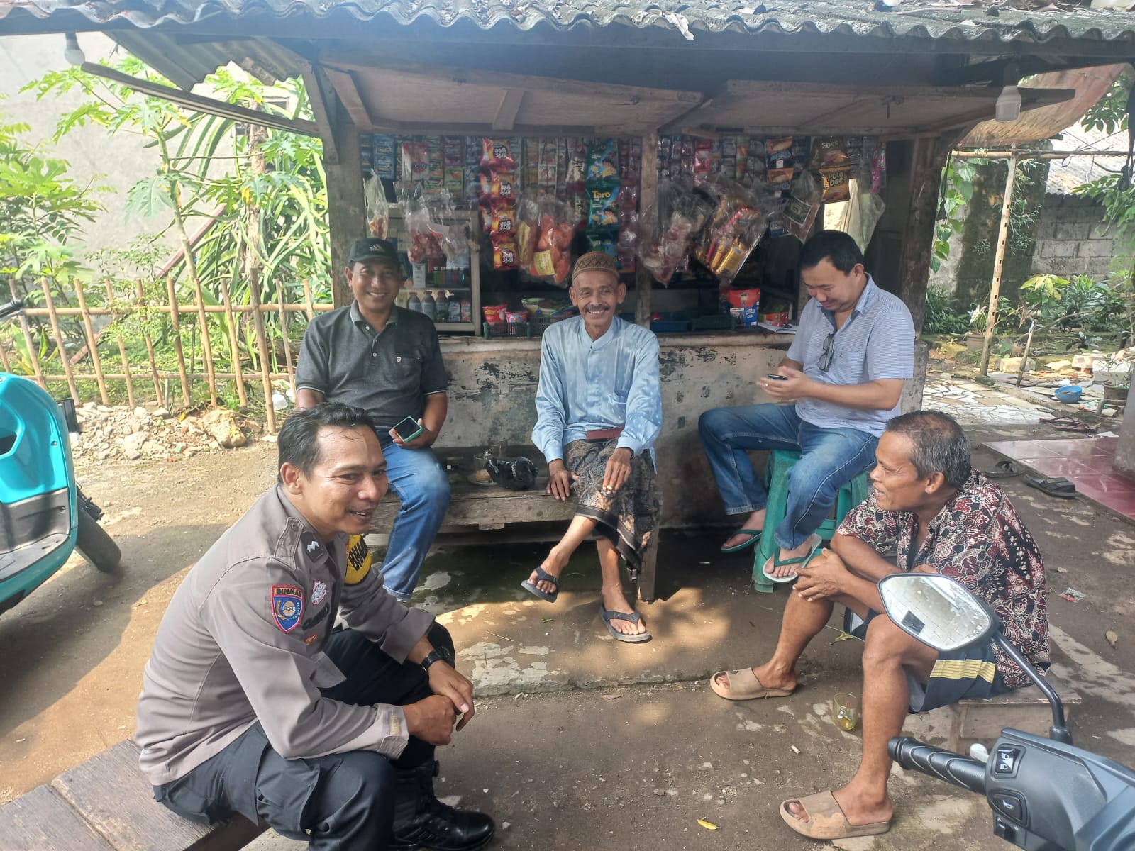 Bhabinkamtibmas Sambangi Warung Warga, Serap Aspirasi dan Sampaikan Himbauan Kamtibmas