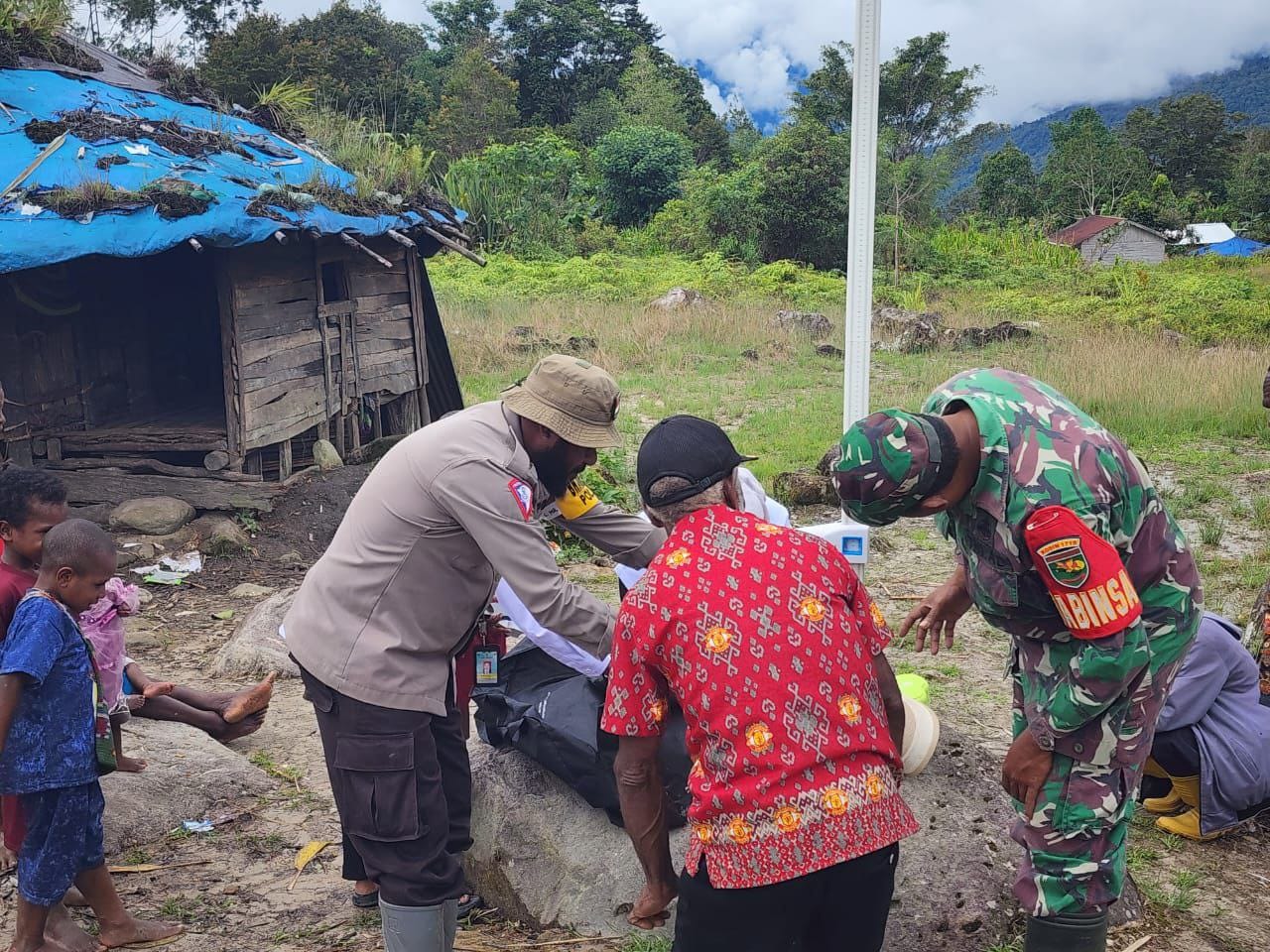 Babinsa Koramil 1710-05/Jila Bersama Puskesmas Lakukan Pusjaki Untuk Berikan Layanan Kesehatan Kepada Masyarakat