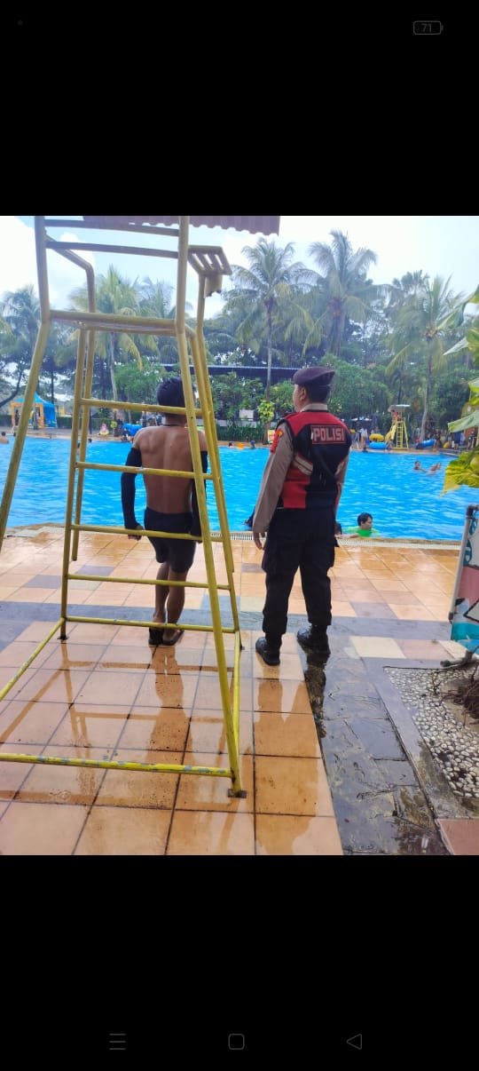 Personel Sat Pamobvit Polresta Tangerang Patroli Wisata di Waterboom Citra Raya, Pastikan Keamanan Pengunjung