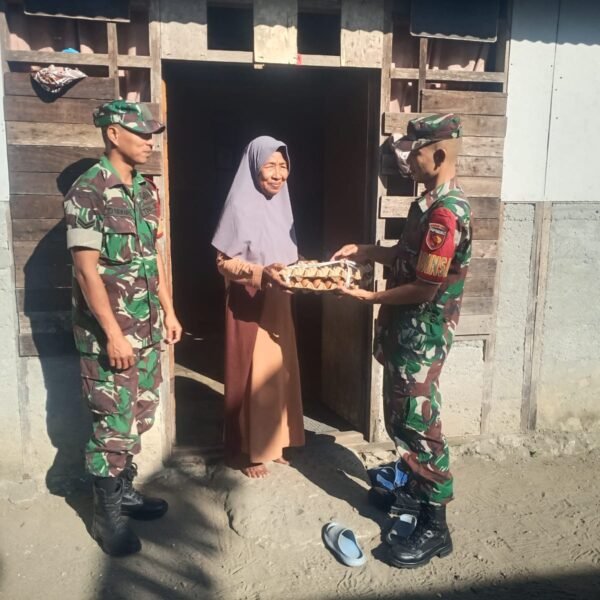 Saling Berbagi Di Jum'at Berkah, Babinsa Koramil 1505-05 Sofifi Berikan Bantuan Sembako Kepada Warga Kurang Mampu