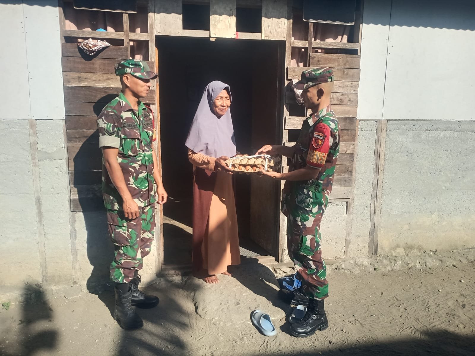 Saling Berbagi Di Jum'at Berkah, Babinsa Koramil 1505-05 Sofifi Berikan Bantuan Sembako Kepada Warga Kurang Mampu