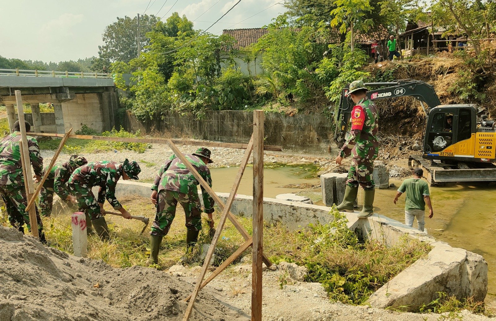 Jaga Ketersediaan Air Baku Pertanian, TMMD 125 Bojonegoro Rehabilitasi Check Dam Dusun Sekonang