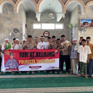Bakso Urat di Jumat Berkah, Polresta Tangerang Bagi Sembako Buat Takmir Mesjid di Mauk