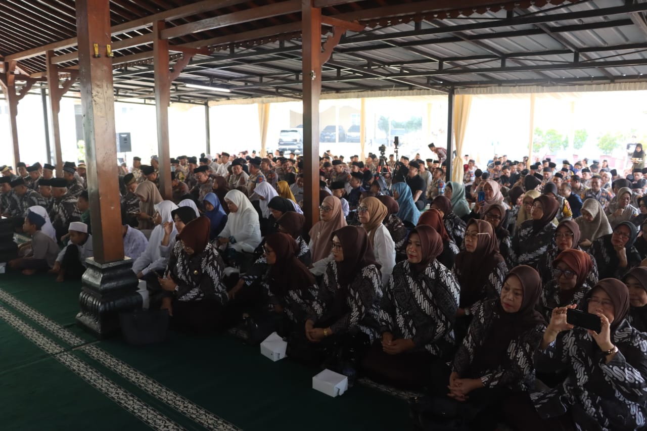 Bareng Ustaz Hilman Fauzi, Polresta Tangerang Gelar Doa Bersama dan Santunan Yatim