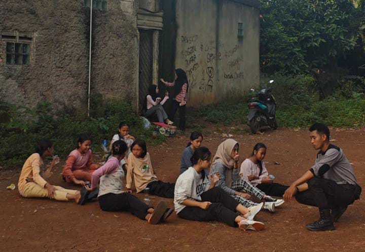 Bentuk Karakter Anak, Polsek Cikupa Latih PBB dan Paskibra di Desa Cibadak