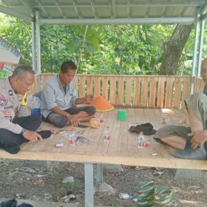Sowan Sesepuh, Aipda Bambang Jalin Silaturahmi dengan Tokoh Masyarakat di Desa Koper