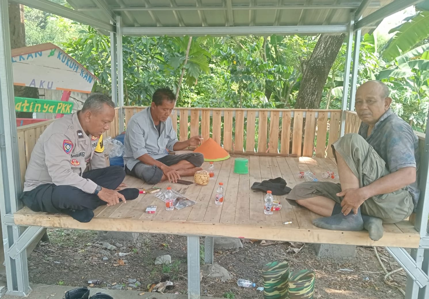Sowan Sesepuh, Aipda Bambang Jalin Silaturahmi dengan Tokoh Masyarakat di Desa Koper